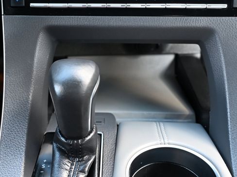 Used 2019 Toyota Avalon Limited image 23