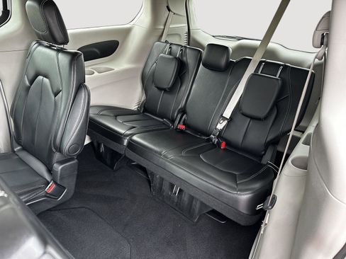 Used 2024 Chrysler Pacifica Touring-L FWD image 21