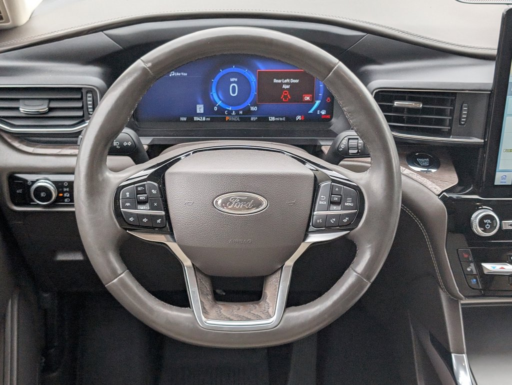 Used 2023 Ford Explorer Platinum w/ Technology Package AWD/4WD image 16