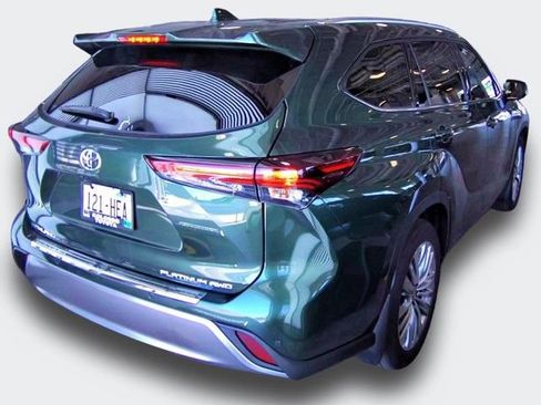 Used 2024 Toyota Highlander Platinum AWD/4WD image 3
