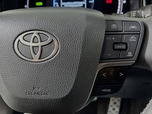 Used 2025 Toyota Camry SE w/ Convenience Package image 20