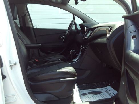 Used 2017 Chevrolet Trax LT w/ Sun & Sound Package FWD image 23