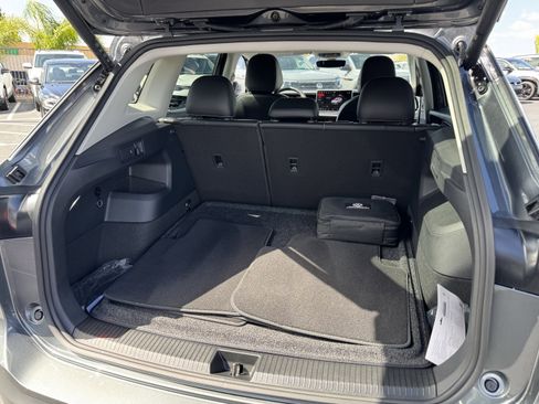 Used 2025 Volkswagen Tiguan SE FWD image 35