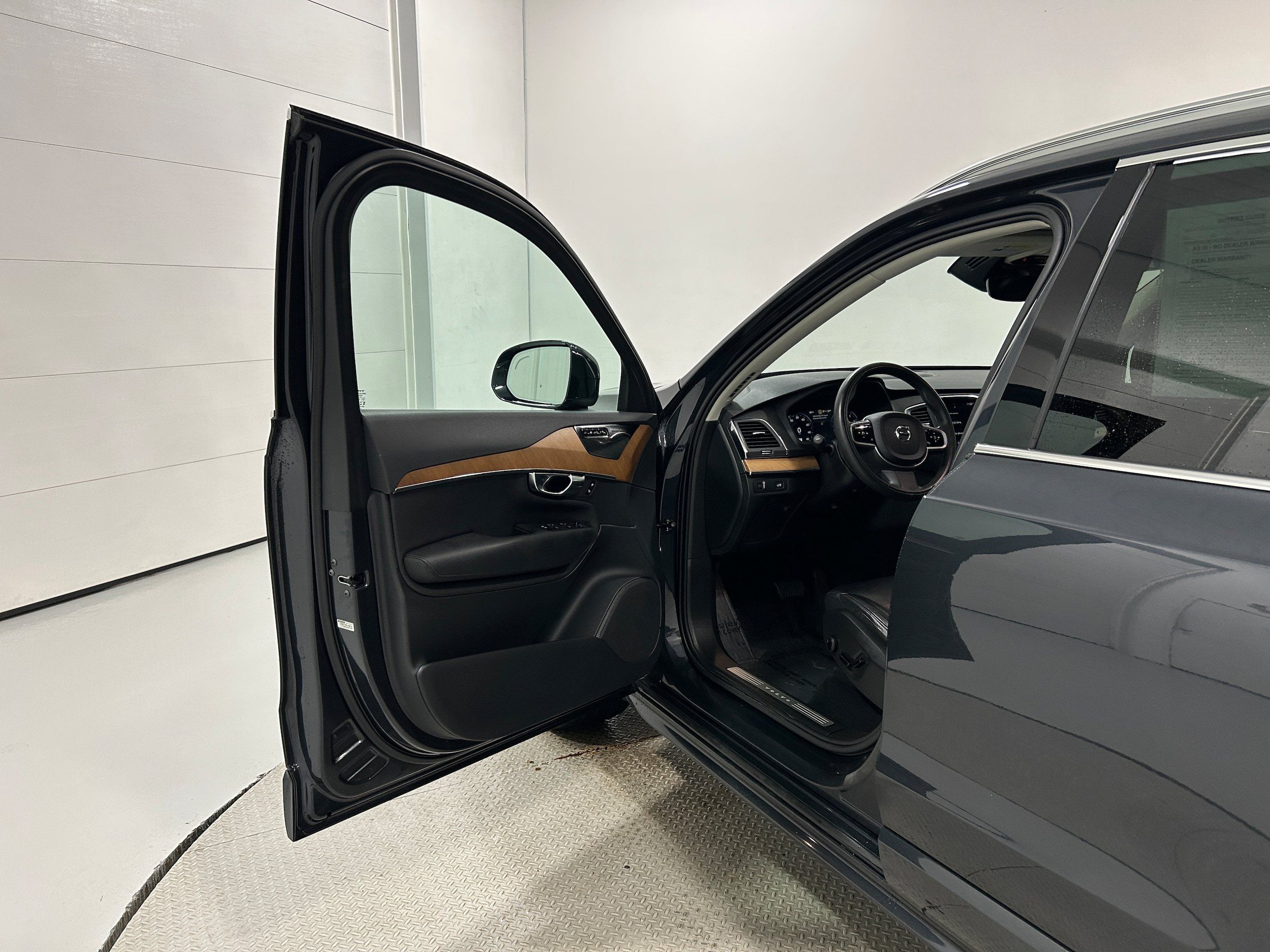 Used 2021 Volvo XC90 T6 Momentum w/ Climate Package AWD/4WD image 23