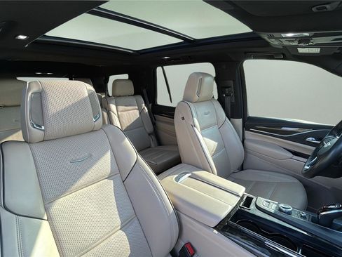 Used 2024 Cadillac Escalade Premium Luxury RWD image 11