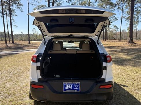 Used 2017 Jeep Cherokee Sport image 10