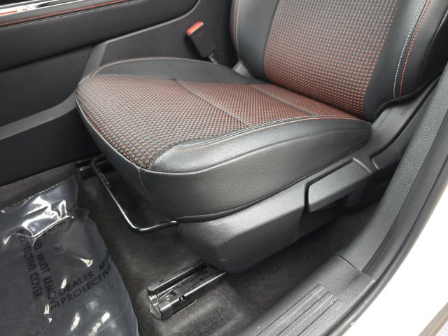 Used 2025 Nissan Kicks SR FWD image 28