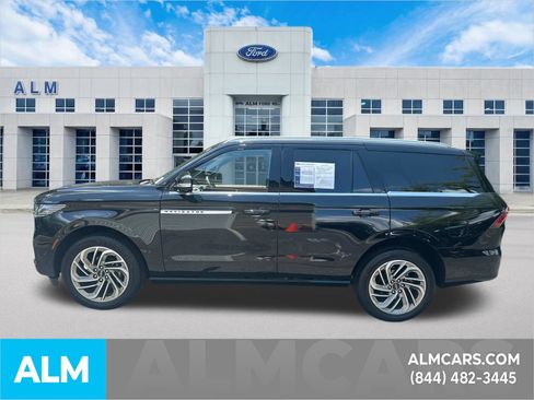 Used 2025 Lincoln Navigator Reserve AWD/4WD image 9