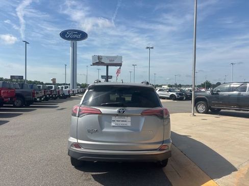 Used 2017 Toyota RAV4 LE FWD image 4