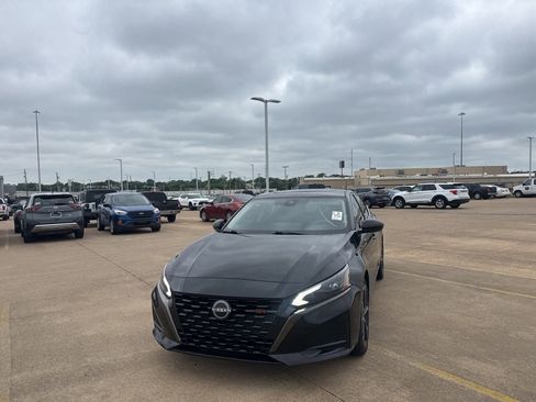 Certified 2023 Nissan Altima 2.5 SR w/ SR Premium Package FWD image 6