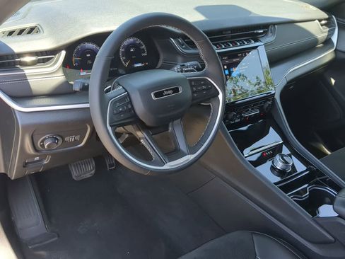 Used 2023 Jeep Grand Cherokee Altitude AWD/4WD image 10