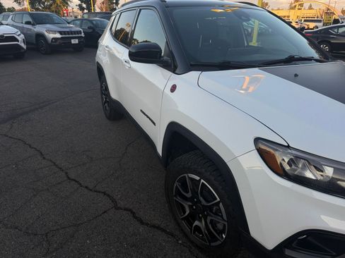 Used 2025 Jeep Compass Trailhawk image 7