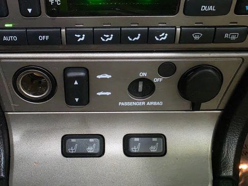 Used 2004 Ford Thunderbird Deluxe image 16