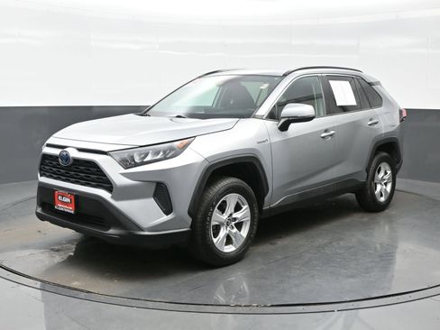 Used 2019 Toyota RAV4 LE image 2