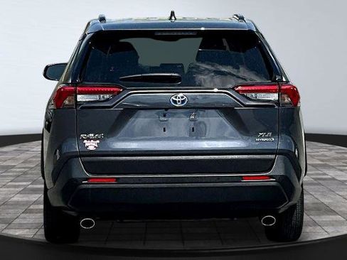 Used 2022 Toyota RAV4 XLE Premium AWD/4WD image 4