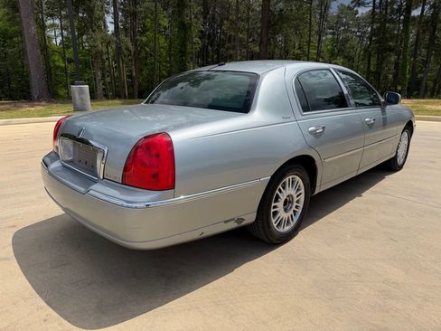 Used 2006 Lincoln Town Car Designer Series RWD image 5