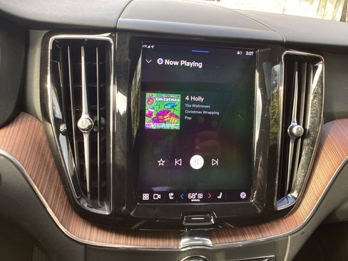 Certified 2023 Volvo XC60 B5 Plus w/ Climate Package image 23