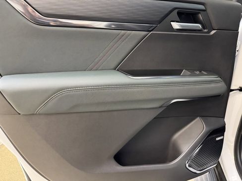 Used 2025 GMC Acadia AT4 w/ Luxury Package image 16