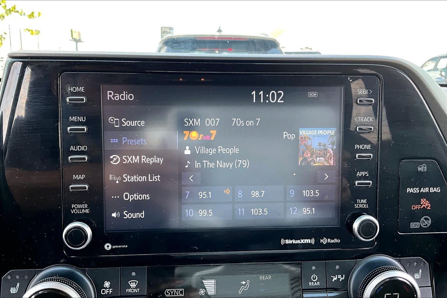 Used 2021 Toyota Highlander XLE AWD/4WD image 31
