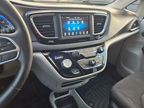 Used 2021 Chrysler Voyager L image 18