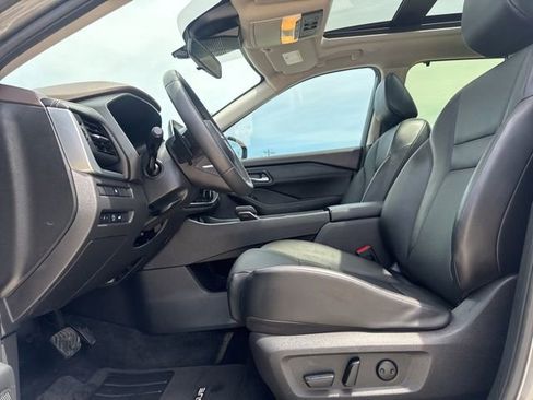 Used 2023 Nissan Rogue SV w/ SV Premium B Package FWD image 17
