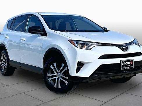 Used 2018 Toyota RAV4 LE FWD image 3