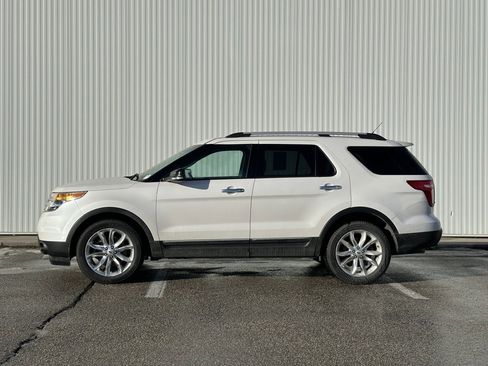 Used 2015 Ford Explorer XLT w/ Equipment Group 202A image 2