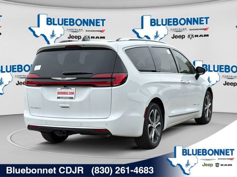 New 2026 Chrysler Pacifica Pinnacle w/ Trailer Tow Group FWD image 5