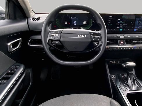 Used 2025 Kia K4 FWD image 6