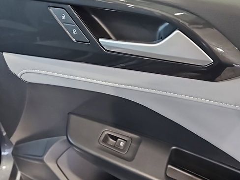 Used 2022 Volkswagen Taos SEL image 12