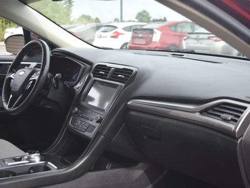 Used 2019 Ford Fusion SE w/ Equipment Group 151A FWD image 10