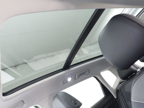 Used 2025 Volkswagen Taos SE image 13