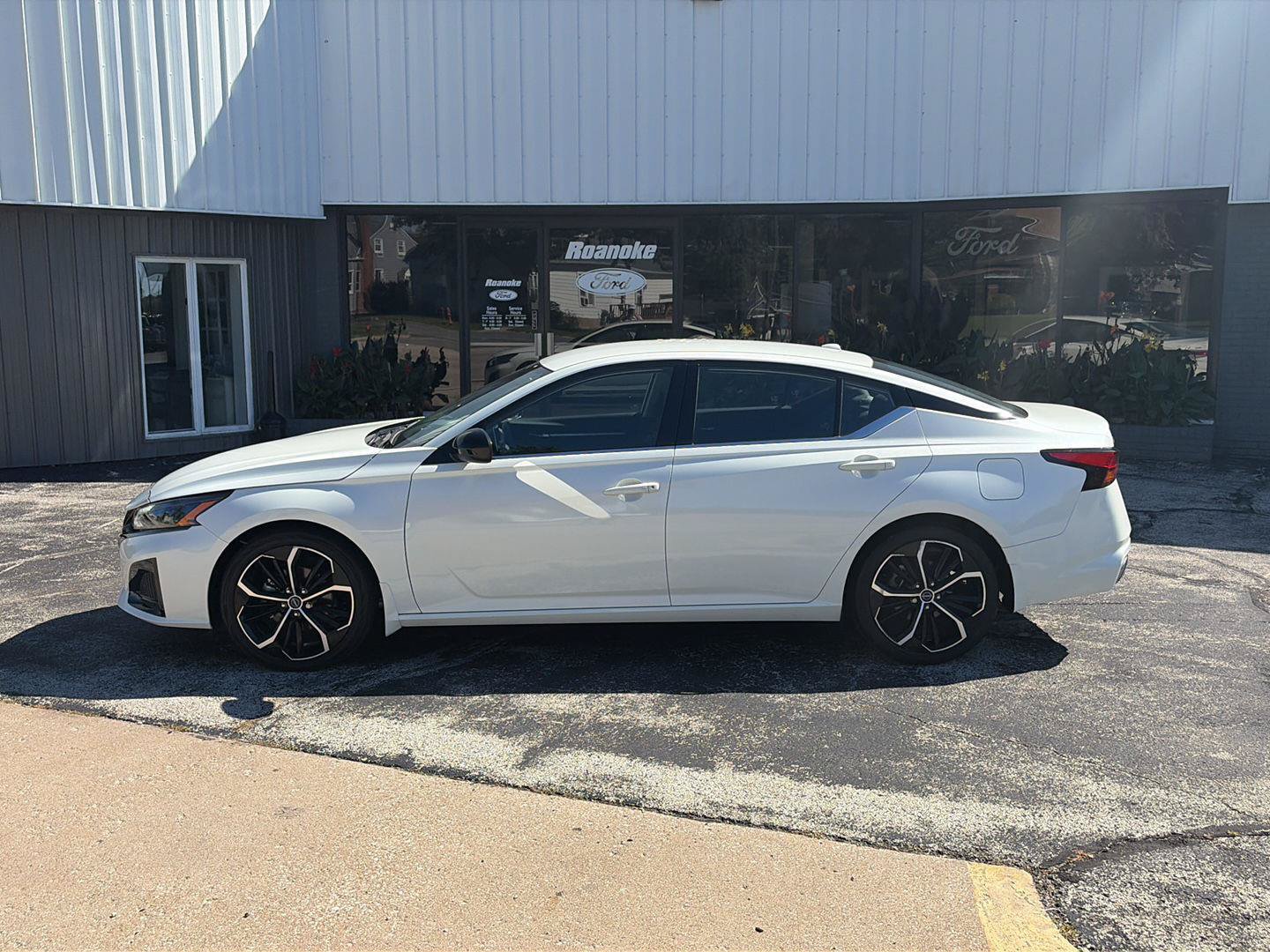 Used 2023 Nissan Altima 2.5 SR FWD image 2