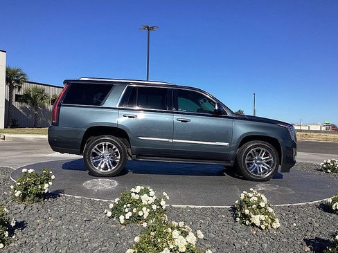 Used 2020 Cadillac Escalade 2WD image 4