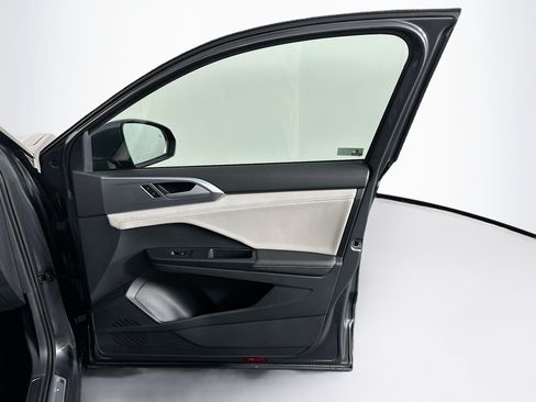 Used 2025 Volkswagen Taos SE FWD image 31