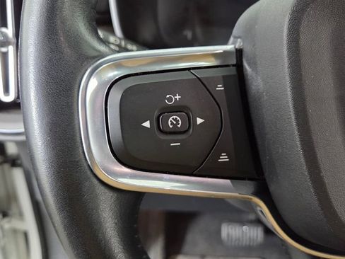 Used 2019 Volvo XC40 T5 Inscription image 17