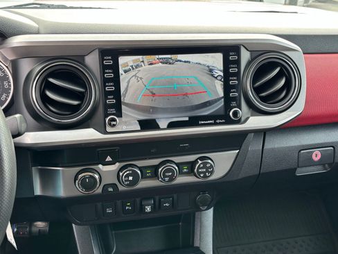 Used 2020 Toyota Tacoma SR5 AWD/4WD image 18
