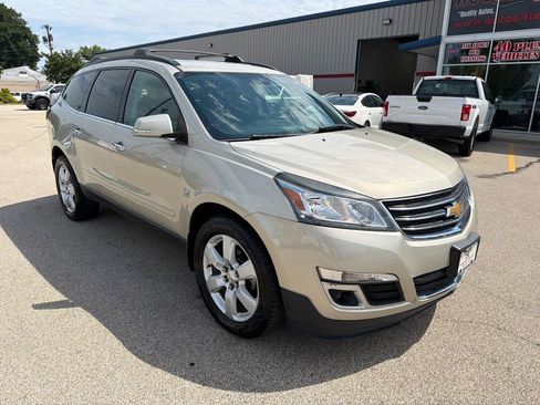 Used 2016 Chevrolet Traverse LT w/ Style and Technology Package FWD image 2