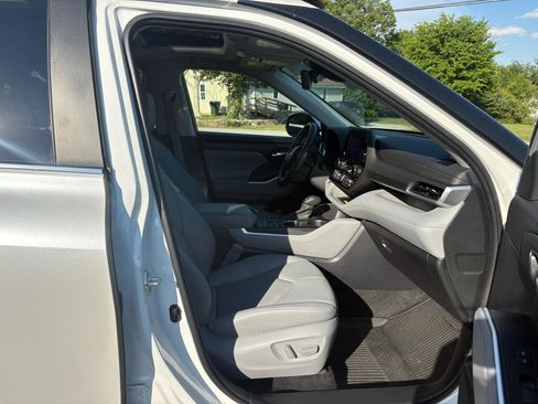 Used 2023 Toyota Highlander XLE AWD/4WD image 27