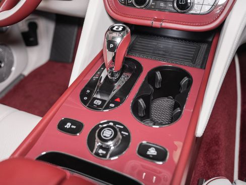 Used 2025 Bentley Bentayga image 47