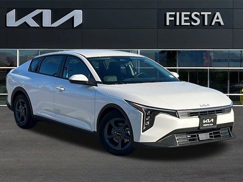 New 2025 Kia K4 LXS image 1