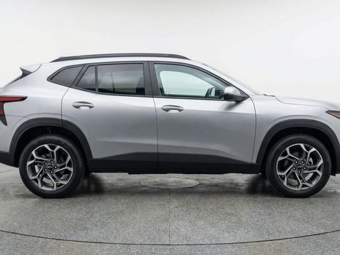 Used 2025 Chevrolet Trax LT w/ LT Convenience Package FWD image 11