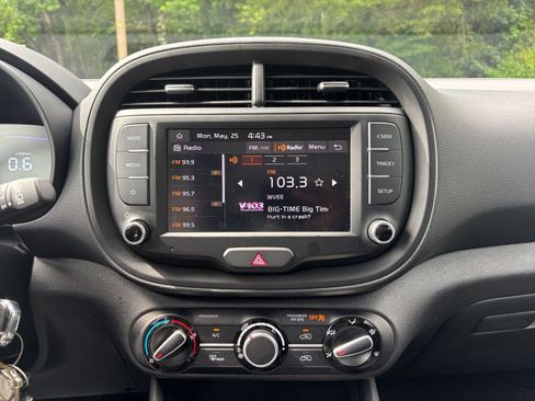 Used 2025 Kia Soul LX w/ LX Technology Package FWD image 17