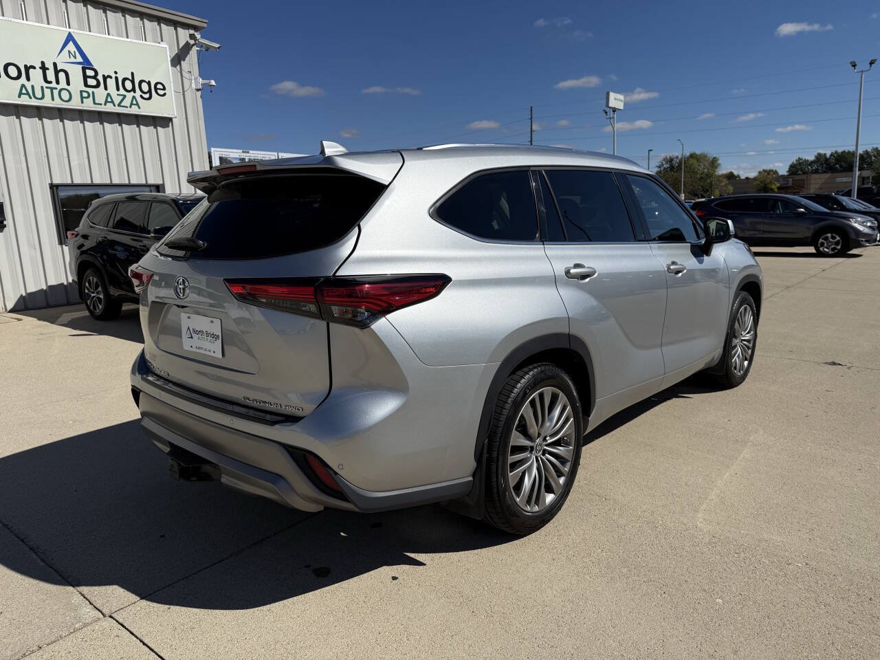 Used 2021 Toyota Highlander Limited AWD/4WD image 4
