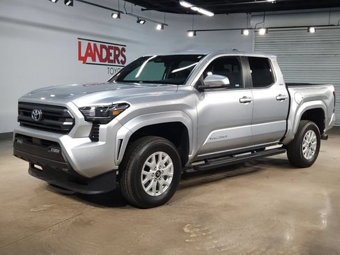 Certified 2025 Toyota Tacoma SR5 w/ SR5 Upgrade Package AWD/4WD image 3