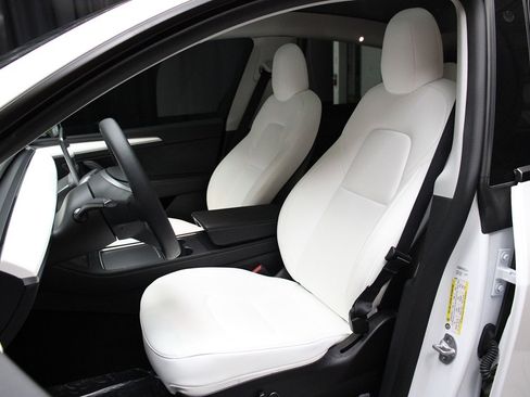 Used 2022 Tesla Model Y Long Range image 47