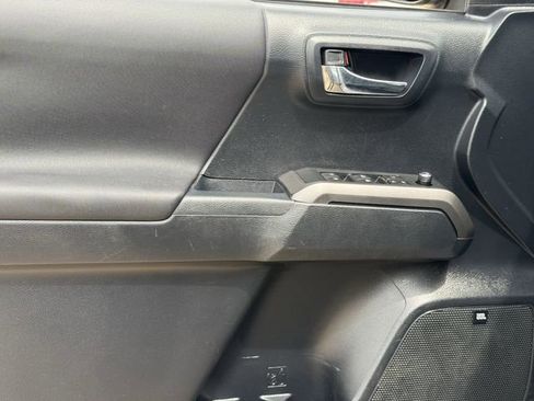 Used 2018 Toyota Tacoma TRD Off-Road image 27