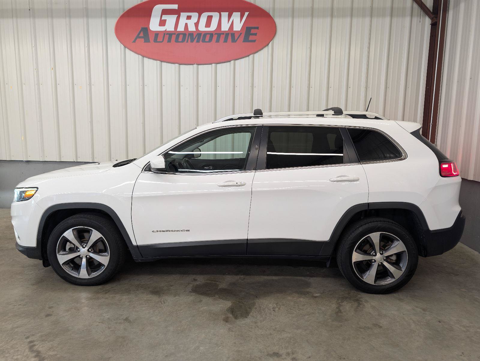 Used 2019 Jeep Cherokee Limited FWD image 16
