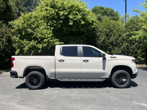 New 2026 Chevrolet Silverado 1500 Custom Trail Boss w/ LPO, Dark Essentials Package AWD/4WD image 10