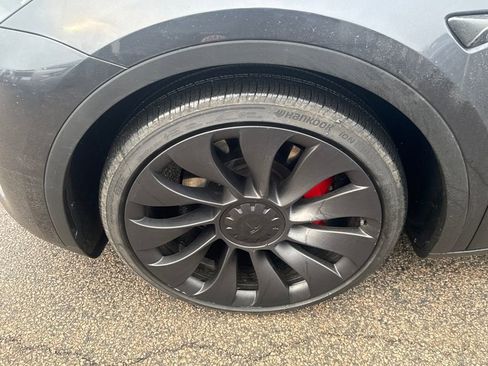 Used 2024 Tesla Model Y Performance image 36